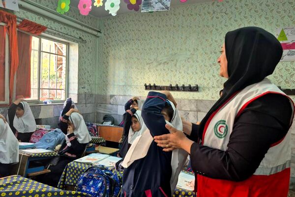 حضور نیروهای هلال احمر در دبستان هدی۱ به مناسبت هفته پدافند غیرعامل