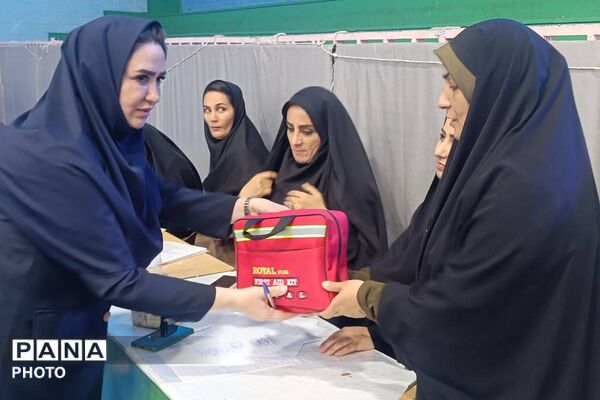 ادامه روند توزیع تجهیزات ورزشی و بهداشتی مدارس دولتی ورامین در سالن شهید رجایی