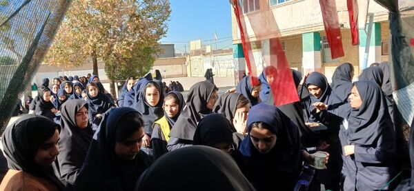 وداع دانش‌آموزان هنرستان الزهرا با پیکر مطهر شهید گمنام