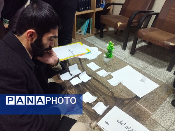 برپایی نمایشگاه مدرسه انقلاب در دبیرستان پروین اعتصامی حاجی‌آباد