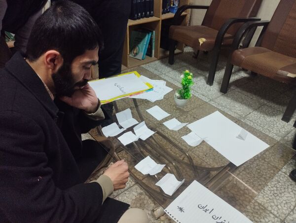 برپایی نمایشگاه مدرسه انقلاب در دبیرستان پروین اعتصامی حاجی‌آباد