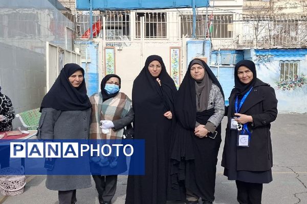 برگزاری بازارچه اقتصادی در دبیرستان شاهد تکتم