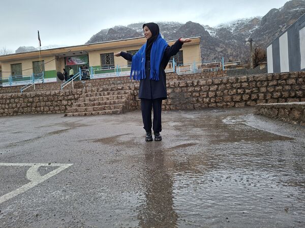 جلوه زیبای باران زمستانی در دبیرستان سبحان و مائده شلیل