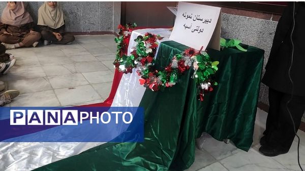 آذین‌بندی دهه فجر و نواخته شدن زنگ انقلاب در دبیرستان حضرت آسیه(س) حاجی‌آباد