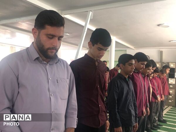 مراسم نماز جماعت دانش‌آموزان در دبیرستان میثاق