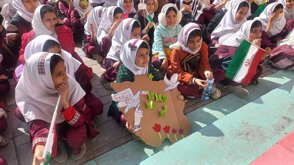 جشن دهه انقلاب و زنگ حماسه آفرینی انقلاب در دبستان شطیطه ۲
