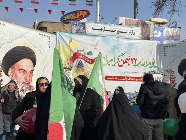 حال و هوای غرفه‌های سازمان دانش‌آموزی و خبرگزاری پانا در راهپیمایی ۲۲ بهمن