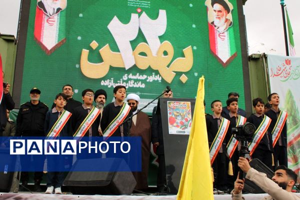 حضور گسترده اقشار مختلف مردم پردیس در راهپیمایی ۲۲ بهمن