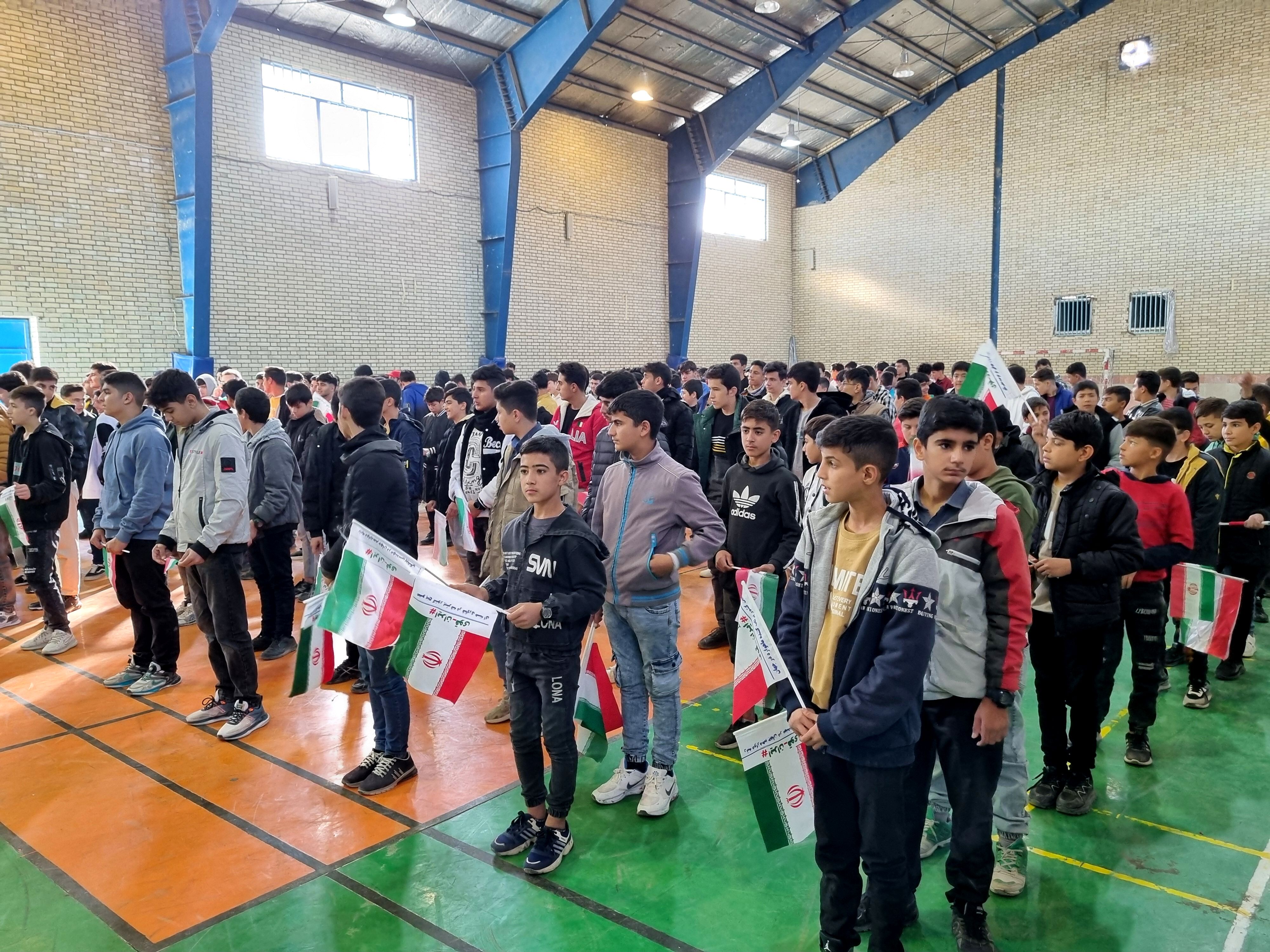 صبحگاه مشترک بسیج دانش‌آموزی و دانش‌آموزان دبیرستان نمونه دولتی پژوهش