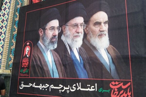 بازگشت آقای شهید ایران به خانه ی پدریشان