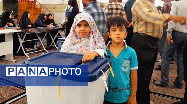 حضور شورآفرین مردم شهرستان راور در پای صندوق‌های رای