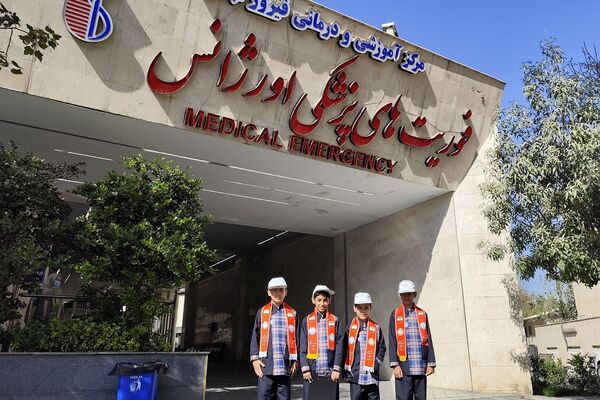 حضور دانش‌آموزان دبستان شهید قلنبر به مناسبت روز پرستار در بیمارستان فیروزآبادی شهرری 