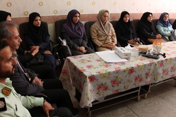دیدار صمیمی امام‌جمعه رودهن با دانش‌آموزان و کارکنان دبیرستان آیت‌الله طالقانی رودهن 