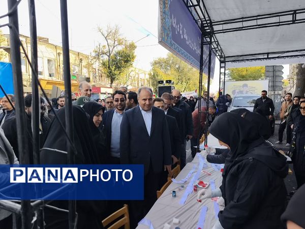  از قاب نگاه نوجوان تا فریاد «مرگ بر استکبار»