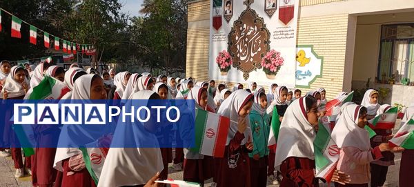 شور جشن ۲۲ بهمن در مدرسه مولوی فین؛ عطر شعر و نور ولایت در هم آمیخت