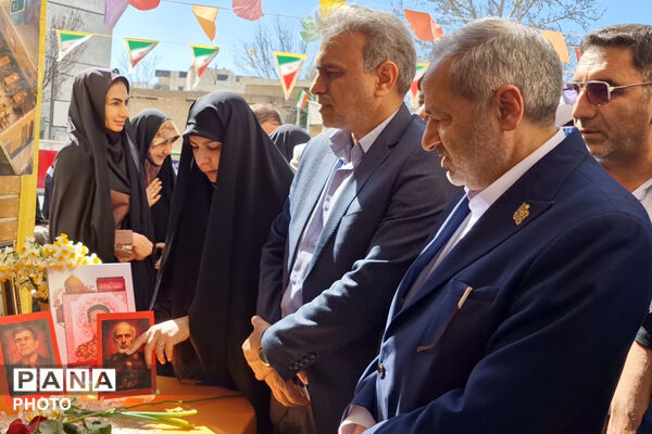 وزیر آموزش و پرورش میهمان دانش‌آموزان مدرسه شاهد دالکی