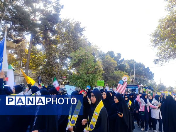 حضور پرشور دانش‌آموزان در راهپیمایی روز ۱۳ آبان