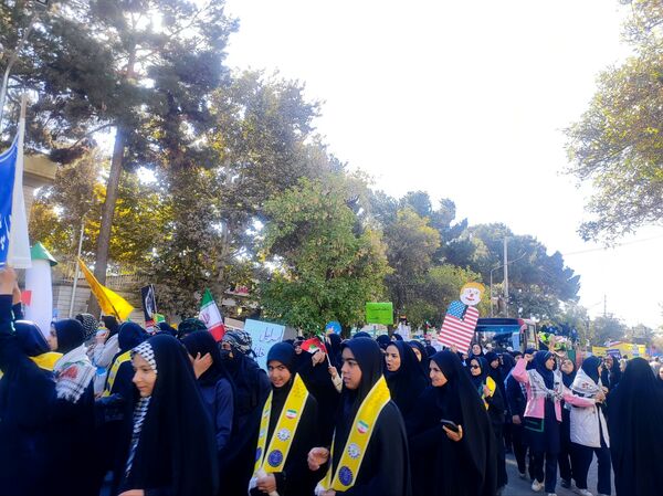 حضور پرشور دانش‌آموزان در راهپیمایی روز ۱۳ آبان