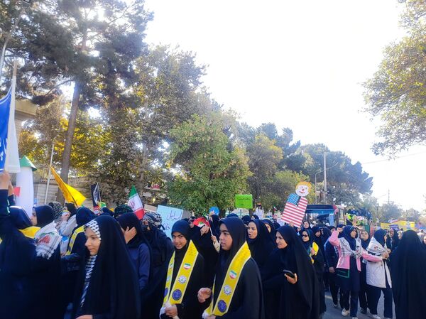 حضور پرشور دانش‌آموزان در راهپیمایی روز ۱۳ آبان