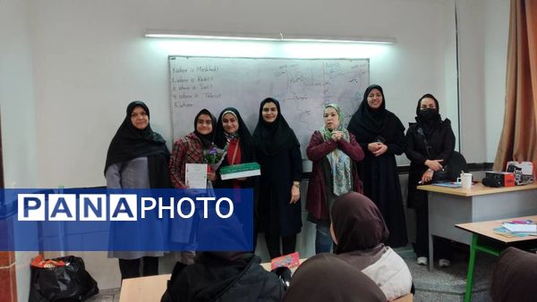 تجلیل از نخبگان آموزشی در دبیرستان شهیده محبوبه دانش