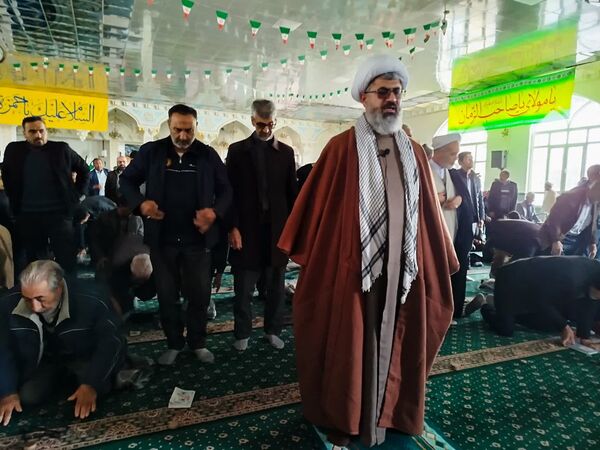 اقامه نماز جماعت بعد از  راهپیمایی در کاشمر 