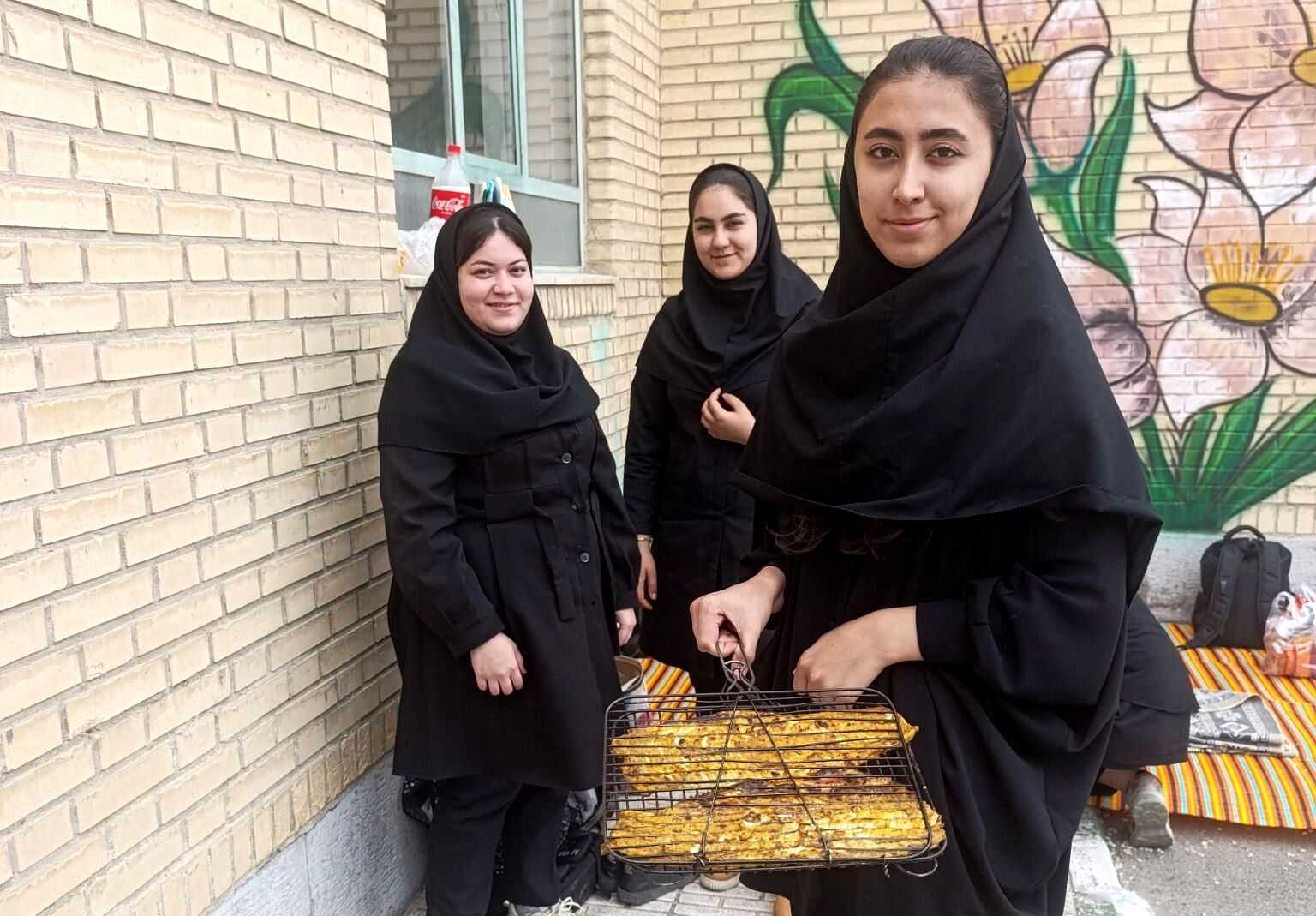 طبخ 250 کیلوگرم ماهی در هنرستان دخترانه خدیجه کبری (س) ناحیه ۴ تبریز
