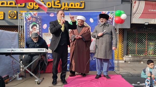حماسه حضور فرهنگیان و دانش‌آموزان منطقه ۵ در راهپیمایی ۲۲ بهمن