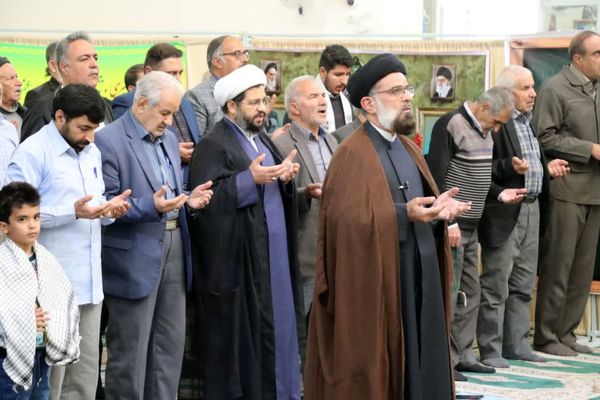 حضور با شکوه دانش‌آموزان و فرهنگیان در مراسم پر فیض نماز جمعه آباده در آستانه روز دانش‌آموز