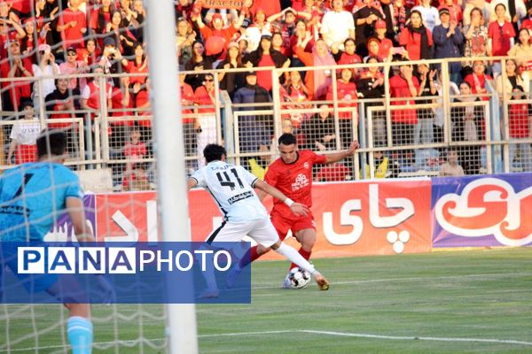 برد شیرین تراکتور در خانه مقابل آلمینیوم اراک