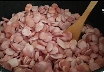 توزیع غذای نذری بین زائران مسجد مقدس جمکران 