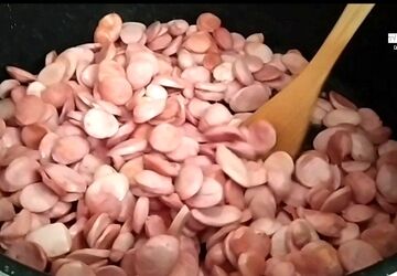 توزیع غذای نذری بین زائران مسجد مقدس جمکران 