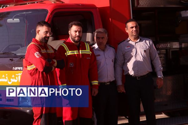 نواختن زنگ پدافند غیرعامل در هنرستان کوثر باقرشهر 