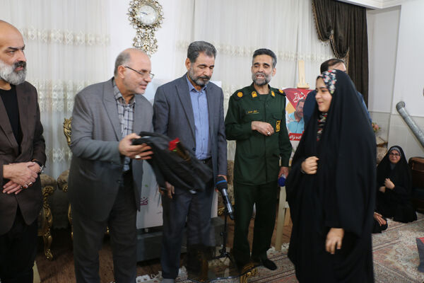 رونمایی از کتاب «بابای قهرمان من» با حضور فرزندان شهدای مدافع حرم