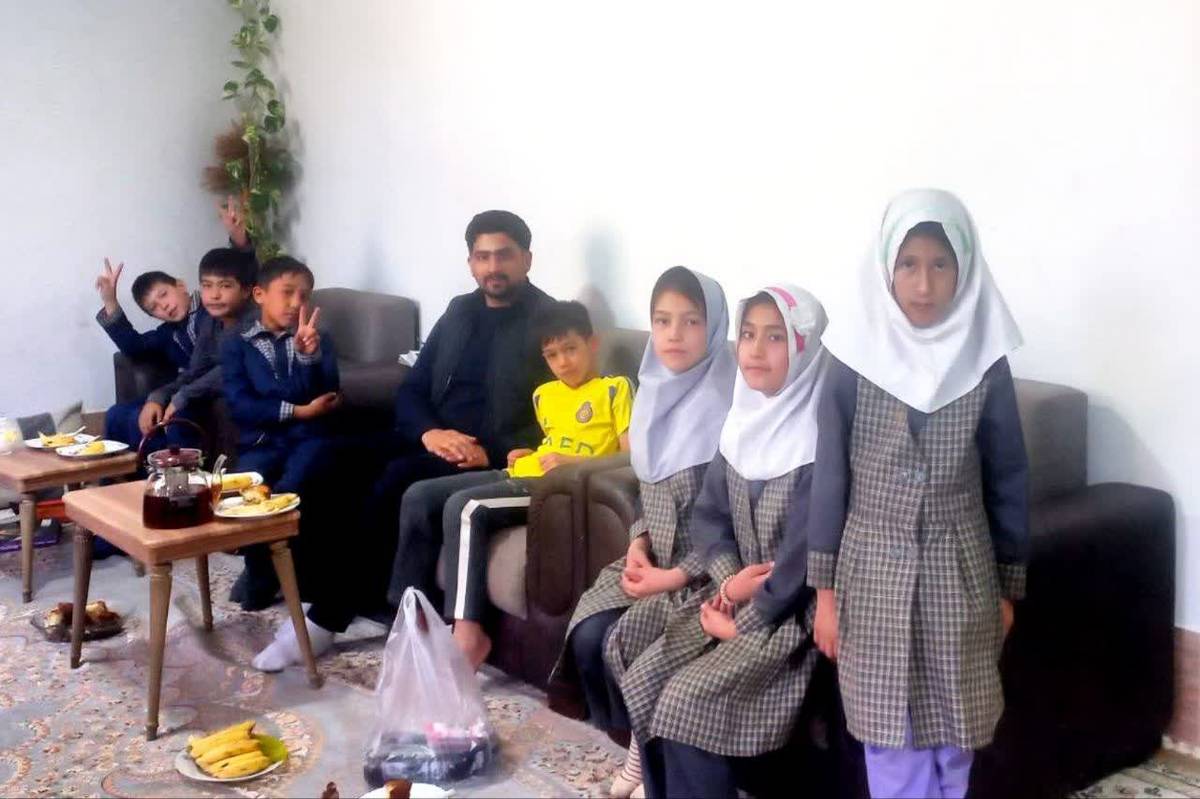 دانش‌آموزان و معلم، درس عشق و علم را به خانه همکلاسی حادثه‌دیده خود بردند