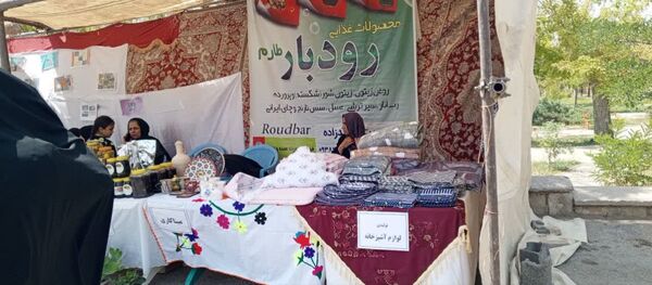 غرفه هنری دختران و مادران فاروجی در پارک وحدت 