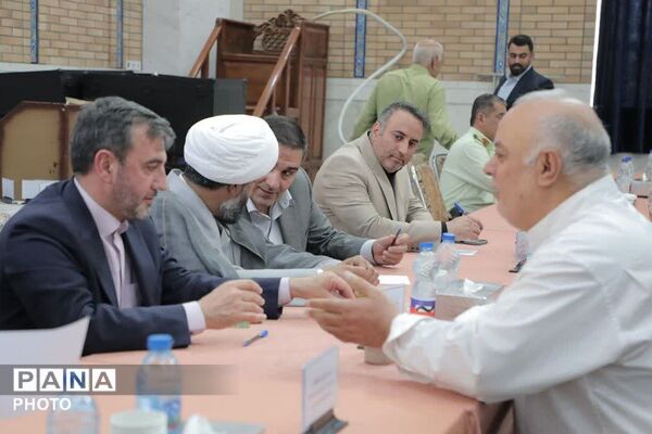 میز خدمت ادارات منطقه کهریزک در مصلی نمازجمعه باقرشهر