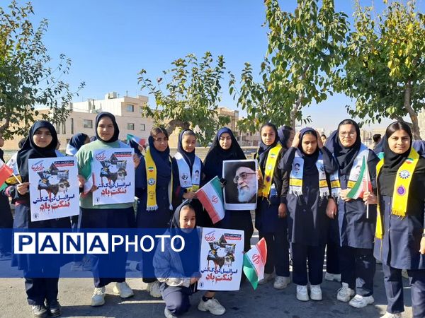 بیداری دانش آموزان ایرانی در یوم الله 13آبان 