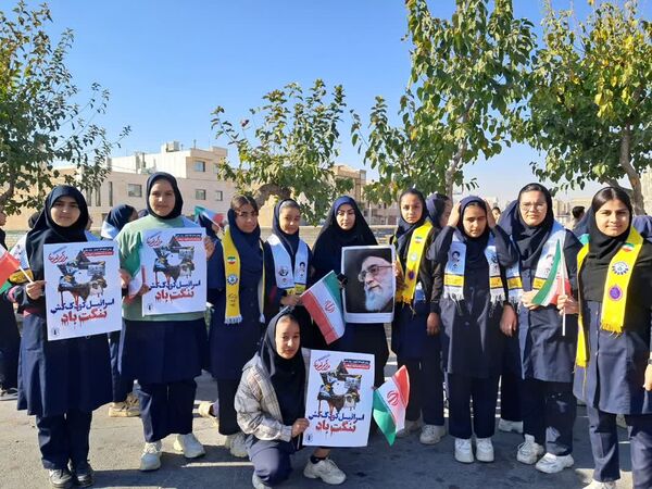 بیداری دانش آموزان ایرانی در یوم الله 13آبان 