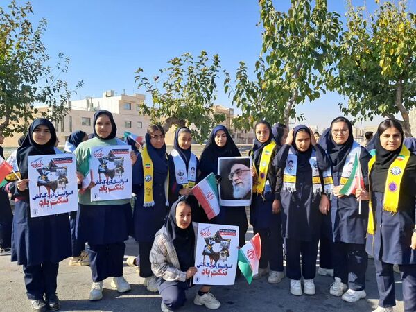 بیداری دانش آموزان ایرانی در یوم الله 13آبان 