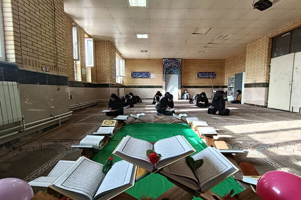 محفل انس با قرآن و مسابقات قرآن و عترت در دبیرستان الزهرا(س) دیشموک