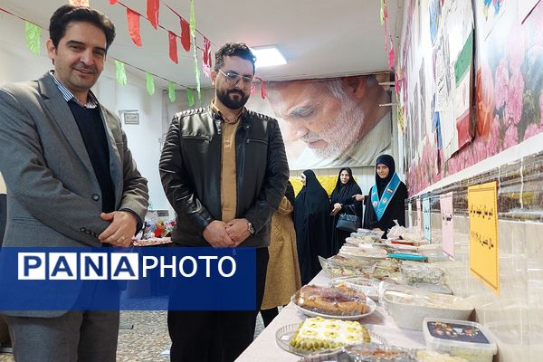 افتتاحیه نمایشگاه «مدرسه انقلاب» در مدرسه شهید شرافت بهارستان‌دو