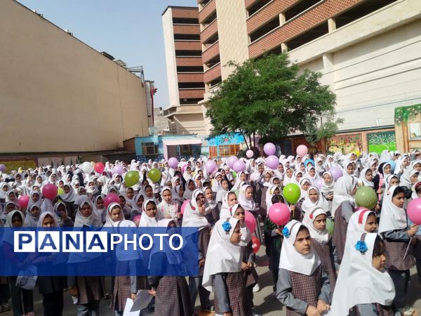 حضور خادمین  آستان قدس رضوی در دبستان ۲۲ بهمن ناحیه ۵ مشهد