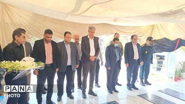 آیین غبارروبی گلزار شهدای مصلی بندرعباس در آغاز هفته دولت 