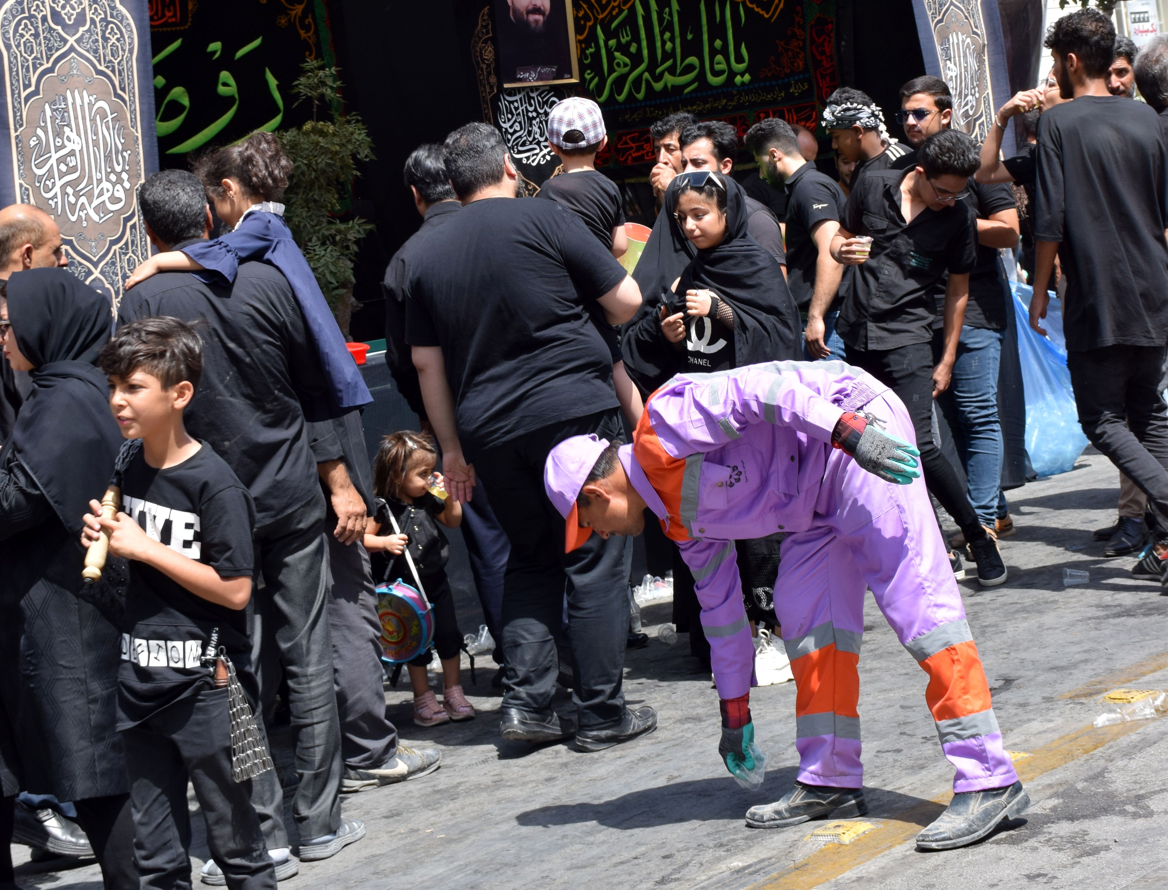 عزادارانی جارو به دست 