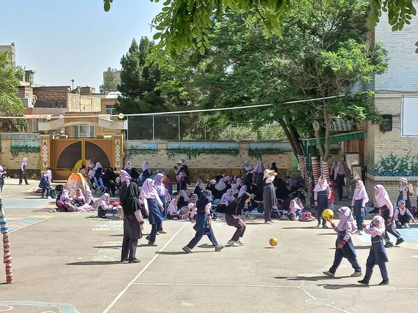 اردوی حیاطی و جشن آخر سال در دبستان دخترانه شاهد تحقیقی ناحیه ۶