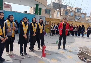 همایش پیشگیری از آسیب‌های چهارشنبه سوری در دبیرستان نرجس بجنورد