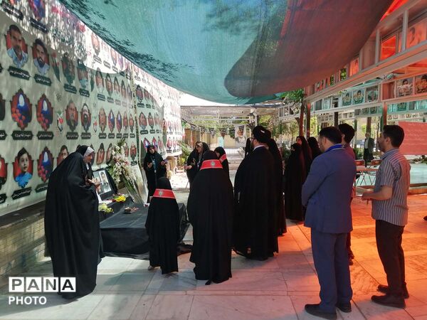 آیین گلباران مزار شهدا در سالروز تاسیس سازمان دانش‌آموزی