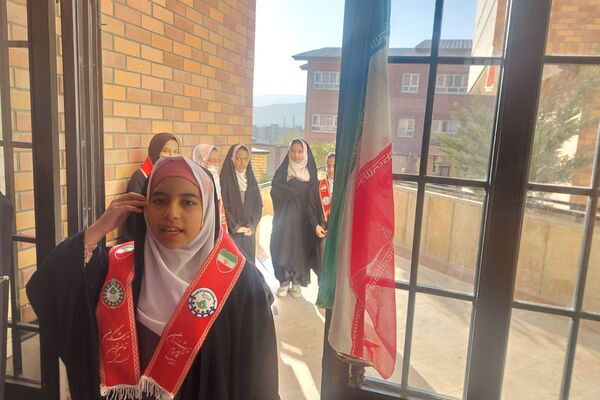 طلوع نشاط و انسجام؛ مراسم صبحگاهی تشکیلاتی در دبستان صدیقه کبری فیروزکوه 