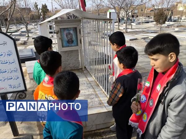 غبارروبی مزار شهدا توسط دانش‌آموزان دبستان شهید پسندیده فدافن