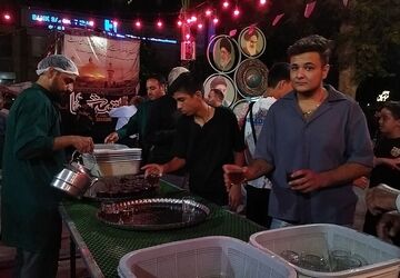 قاب پانا میزبان چای خوش عطر چایخانه حضرت زهرا (س)